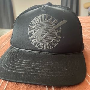 VINTAGE NASHVILLE TRUCKER HAT